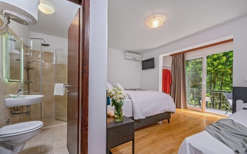 Yellow house with private parking Bed and Breakfast in Split