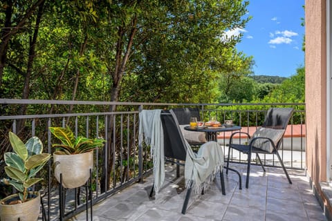 Yellow house with private parking Bed and Breakfast in Split