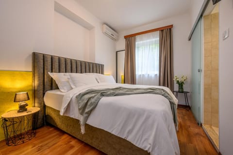 Yellow house with private parking Bed and Breakfast in Split