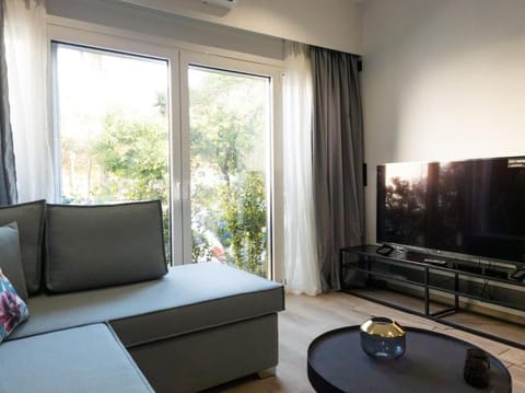 Azalea Suite - 5 min drive to Piraeus Port Apartment in Pireas
