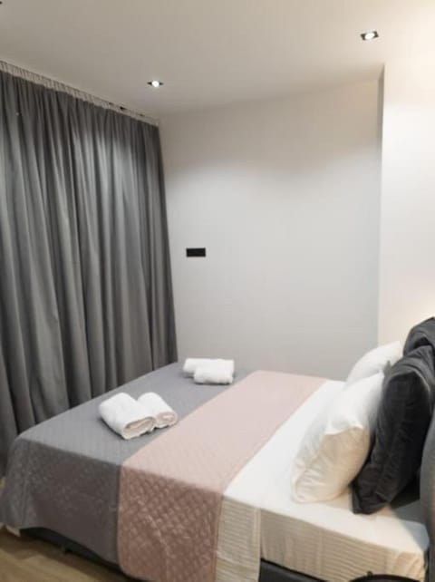 Azalea Suite - 5 min drive to Piraeus Port Apartment in Pireas