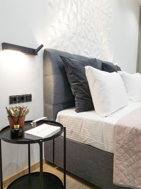 Dahlia Suite - 5 min drive to Piraeus Port Apartment in Pireas