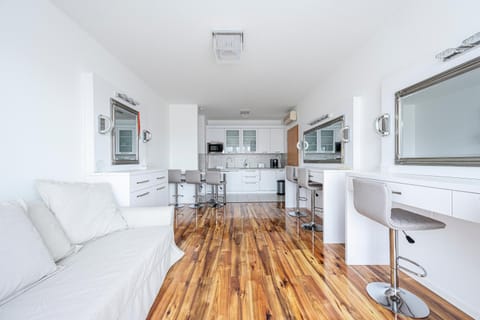 Kitchen or kitchenette, Living room, Seating area, Dining area