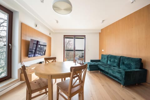 Communal lounge/ TV room, TV and multimedia, Living room, Seating area, Dining area, Evening entertainment