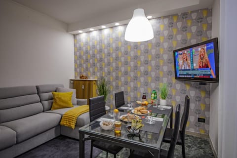 Communal lounge/ TV room, TV and multimedia, Living room, Seating area, Dining area