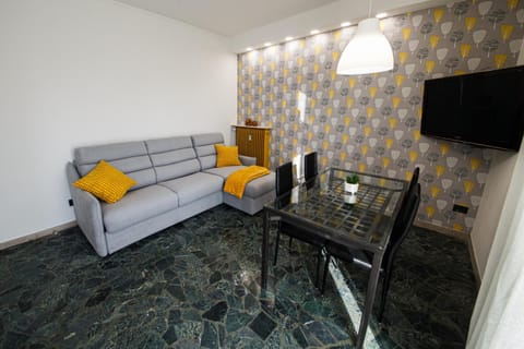 Communal lounge/ TV room, TV and multimedia, Living room, Dining area