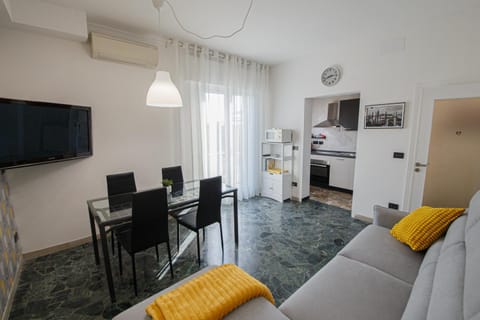 Communal lounge/ TV room, TV and multimedia, Kitchen or kitchenette, Living room, Seating area, Dining area, Evening entertainment, minibar, air conditioner