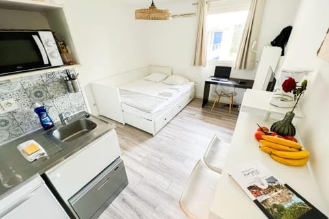 Bed, Photo of the whole room, Seating area