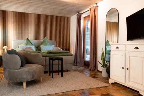 Bed, TV and multimedia, Living room, Photo of the whole room, Seating area, Bedroom