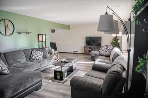 Communal lounge/ TV room, TV and multimedia, Living room, Seating area, Evening entertainment