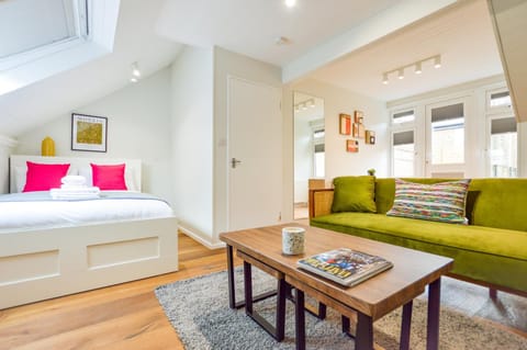 Bed, Living room, Photo of the whole room, Seating area, Bedroom