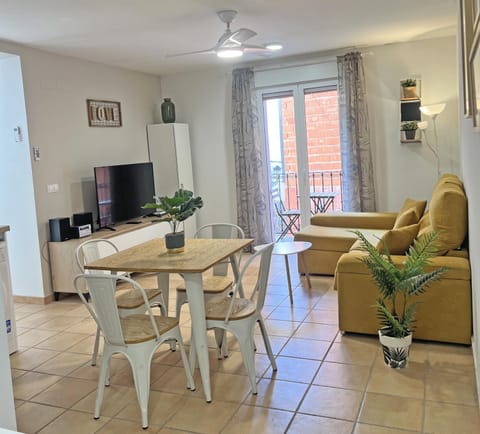 Communal lounge/ TV room, TV and multimedia, Living room, Seating area, Dining area, fireplace