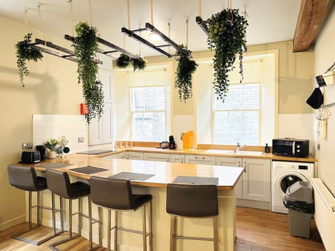 Coffee/tea facilities, Kitchen or kitchenette, Living room, Dining area, dishwasher, oven, stove, washing machine, dryer