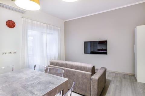 Communal lounge/ TV room, TV and multimedia, Living room, Seating area, Dining area, Evening entertainment