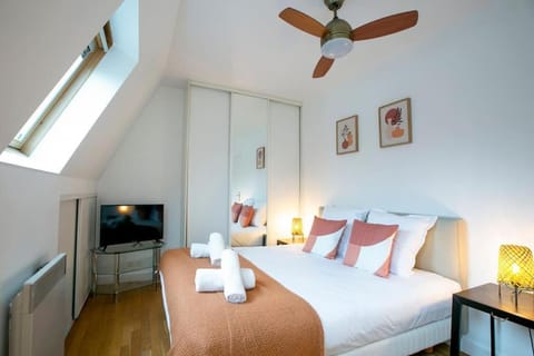Bed, TV and multimedia, Photo of the whole room, Bedroom, fireplace