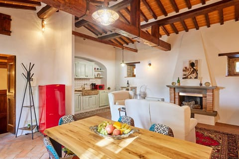 Kitchen or kitchenette, Living room, Food and drinks, Seating area, Dining area, stove