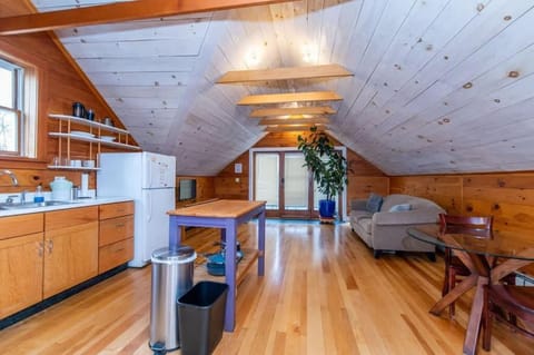 Kitchen or kitchenette, Living room, Seating area, Dining area