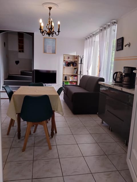 Kitchen or kitchenette, Seating area