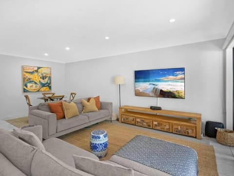 TV and multimedia, Living room, Seating area, Evening entertainment