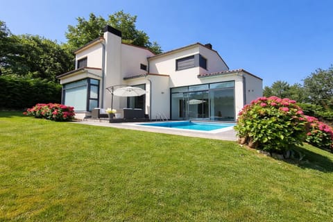 Property building, Garden, Balcony/Terrace, Pool view