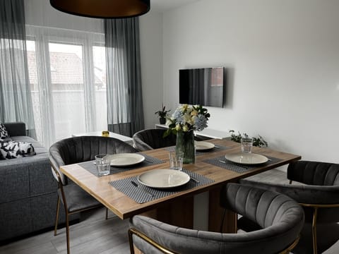 Communal lounge/ TV room, TV and multimedia, Living room, Seating area, Dining area, Evening entertainment