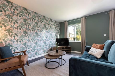 TV and multimedia, Living room, Seating area, Evening entertainment