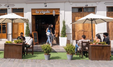 Restaurant/places to eat, Facade/entrance