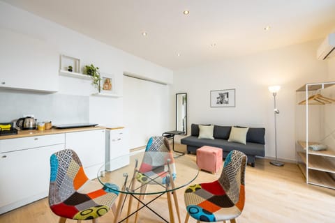 Kitchen or kitchenette, Living room, Seating area, Dining area
