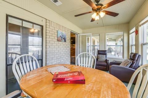 Pet-Friendly Fort Walton Beach Home 4 Mi to Ocean House in Fort Walton Beach