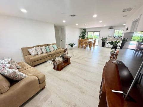 Good Vibes House with private pool House in Dania Beach