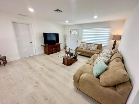 Good Vibes House with private pool House in Dania Beach