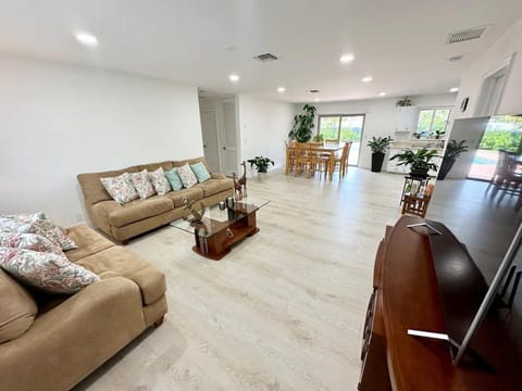 Good Vibes House with private pool House in Dania Beach