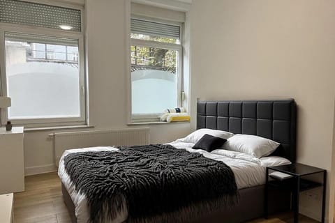 Rive Gauche F centre - gare - aéroport Apartment in Charleroi