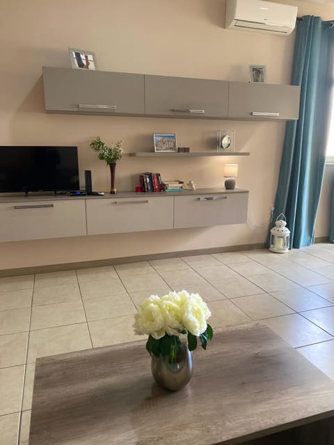 TV and multimedia, Living room, Seating area, air conditioner