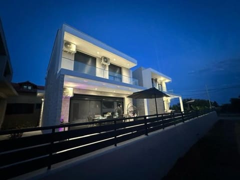 Property building, Patio, Garden, Seating area, Location, Sunrise, Sunset, Parking