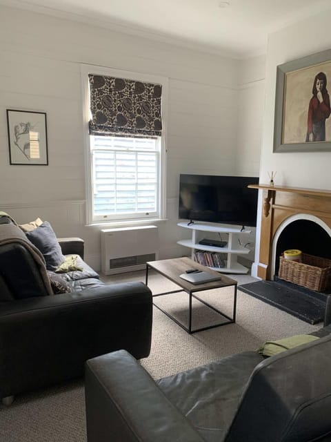 Sunny Character 1800's Cottage House in Launceston