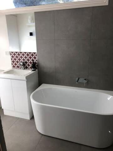 Sunny Character 1800's Cottage House in Launceston