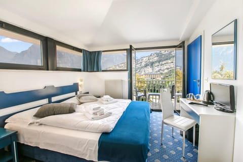 Balcony/Terrace, Bedroom, Mountain view