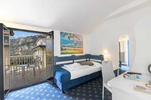 Bed, Dining area, Bedroom