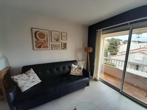 Cosy Studio 3mn de la mer Clim Parking Wifi Apartment in Sanary-sur-Mer