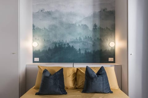 Bed, Living room, Photo of the whole room, Decorative detail, Seating area, Bedroom