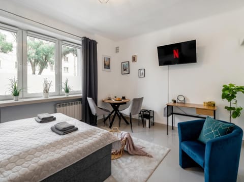 Communal lounge/ TV room, Bed, TV and multimedia, Living room, Photo of the whole room, Seating area, Dining area, Evening entertainment, Bedroom
