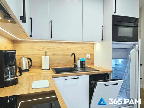 Coffee/tea facilities, Kitchen or kitchenette, dishwasher, oven, stove