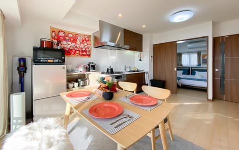 Kitchen or kitchenette, Dining area, minibar, pet friendly, stove, toaster