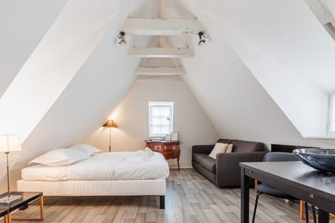 Bed, Living room