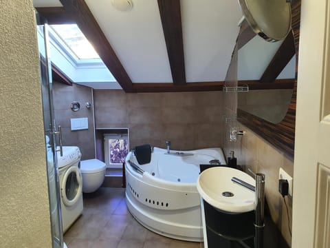 Hot Tub, Bathroom, Bath, towels, washing machine