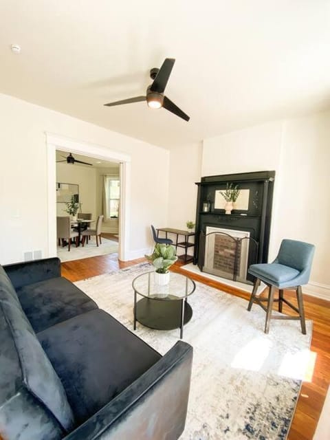 Living room, Seating area, Dining area, fireplace