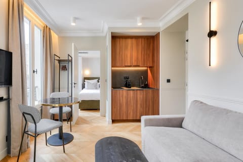 Bed, Kitchen or kitchenette, Living room, Photo of the whole room, Seating area, Bedroom