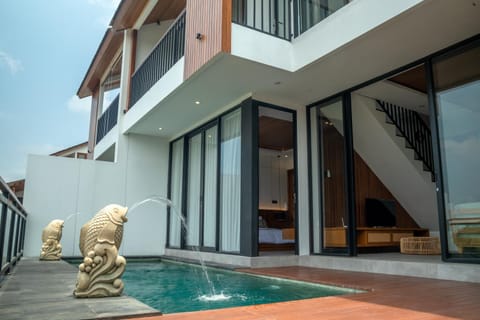 Property building, Day, Garden, Pool view, Swimming pool
