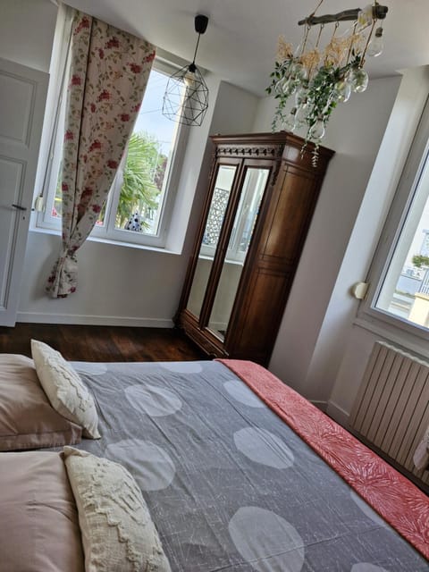 HÔTEL Le 6 3 Home PORT EN BESSIN Parking privé gratuit Bed and Breakfast in Normandy